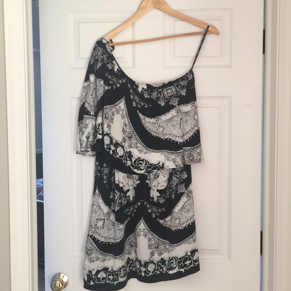 🐛Voom Black and White Silk One Shoulder Dress🐛